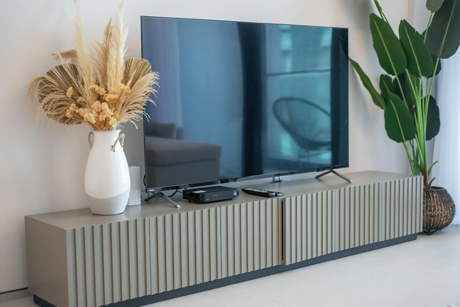 Fantastic High Floor 3Bed Apartment By Suiteable Dubai